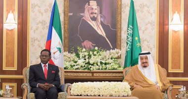 الملك سلمان ورئيس غينيا الإستوائية يشهدان توقيع مذكرة تفاهم بين البلدين