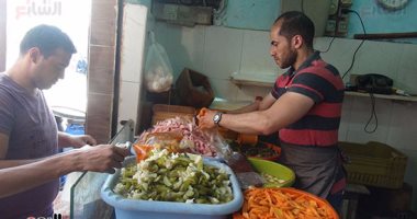 بالفيديو والصور.. أشهر طرشجى بالسويس يستعد لشهر رمضان بتخفيض الأسعار