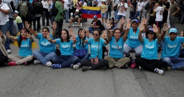 بالصور.. مظاهرات تغلق الشوارع الرئيسية فى فنزويلا احتجاجا على سياسة مادورو