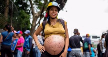بالصور.. أسوأ "عيد أم" فى فنزويلا.. أمهات وحوامل يتظاهرن ضد مادورو 
