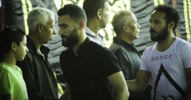 بالفيديو والصور.. باسم مرسى يواسى حسام عاشور فى وفاة شقيقه