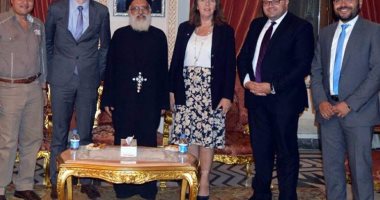 سفير بريطانيا يزور كنيسة مارمرقس بالإسكندرية لتقديم واجب العزاء فى الشهداء