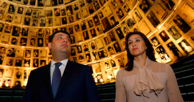 بالصور.. رئيس وزراء أوكرانيا وزوجته يزوران المتحف التذكارى للمحرقة بإسرائيل