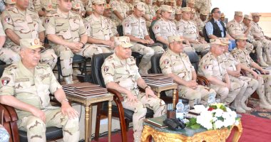 وزير الدفاع يشهد إجراءات التفتيش لأحد التشكيلات المدرعة بالمنطقة المركزية