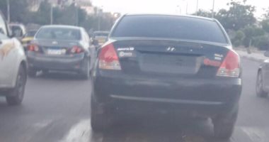 سيارة تسير بدون لوحات معدنية بطريق الحضرة الجديدة فى الإسكندرية