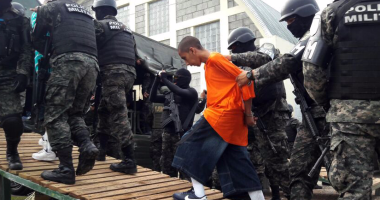 بالصور.. بعد هروب السجناء شرطة هندوراس تنقل المحبوسين لسجن شديد الحراسة
