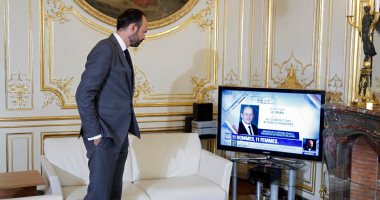 بالصور.. رئيس الوزراء الفرنسى يتابع التشكيل الحكومى عبر شاشة التلفاز بمكتبه