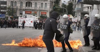 بالصور.. الشرطة اليونانية تطلق الغاز المسيل للدموع على متظاهرين بأثينا