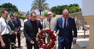 بالصور .. قنصل روسيا بالإسكندرية يضع إكليل الزهور على قبر الشهداء فى عيد النصر
