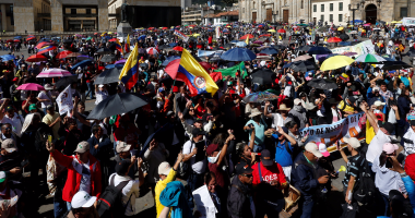 بالصور.. مئات المعلمين يتظاهرون فى كولومبيا للمطالبة بزيادة رواتبهم