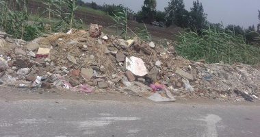 بالصور.. تراكم القمامة ومخلفات المبانى بمدخل قرية زوير فى المنوفية