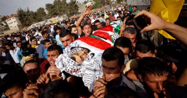 بالصور.. تشييع جثمان شهيد فلسطينى فى الضفة الغربية