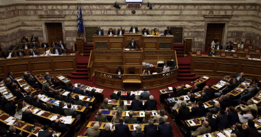 اليونان ترفع علم إسبانيا فى البرلمان تضامنًا معها في أزمة "كورونا"