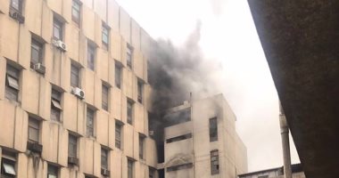 بالصور.. إخلاء طوابق مبنى التأمينات بوسط البلد لحين السيطرة على الحريق