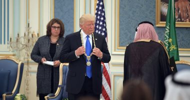 بالفيديو والصور.. خادم الحرمين يقلد الرئيس الأمريكى وسام الملك عبدالعزيز