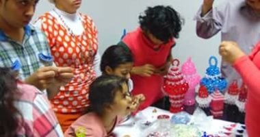 بالفيديو والصور.. الأطفال وذوي الاحتياجات الخاصة يصنعون فانوس رمضان بمكتبة الأقصر