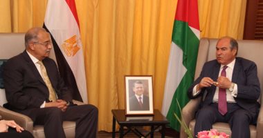 رئيس الوزراء يبحث مع نظيره الأردنى تعزيز التعاون الثنائى بين البلدين