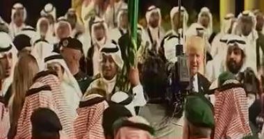بالفيديو.. ترامب يؤدى "العرضة" السعودية مع خادم الحرمين بمركز الملك عبدالعزيز