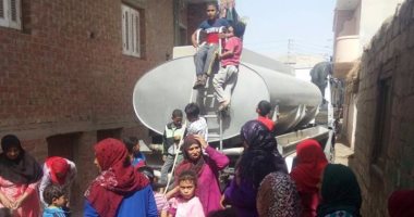 بالصور.. أهالى عزبة غازى بأولاد صقر يعانون من انقطاع مياه الشرب
