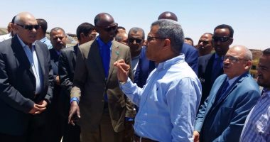 بالصور .. وزير الرى الصومالى ووفد الرى يفتتحان تشغيل آبار الرى بالداخلة 