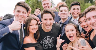 بالصور.. رئيس الوزراء الكندى يشارك طلاب مدرسة ثانوية سباق للجرى