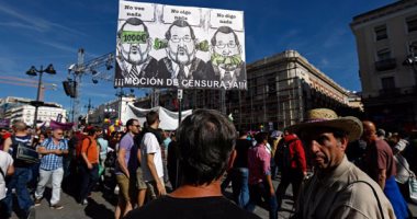 بالصور..مسيرة حاشدة فى مدريد لتأييد اقتراح سحب الثقة من رئيس وزراء إسبانيا