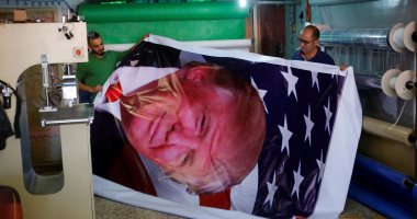 بالصور.. فلسطينيون يطبعون ملصقات لـ"ترامب" قبيل زيارته الأراضى المحتلة