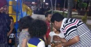 بالصور.. شاب قبطى يوزع فوانيس رمضان على الأطفال المسلمين ببورسعيد