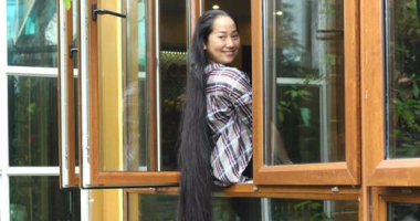 بالصور.. امرأة فيتنامية تحصل على لقب "صاحبة أطول شعر" بطول 2.4 مترا