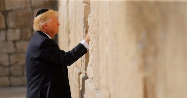 بالصور ..ترامب يرتدى "الطاقية اليهودية" ويؤدى الصلاة أمام حائط  البراق