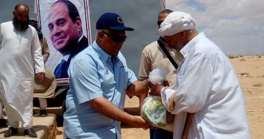 بالفيديو والصور.. الأهالى بمطروح يتسلمون هدية الرئيس السيسي من السلع الغذائية 