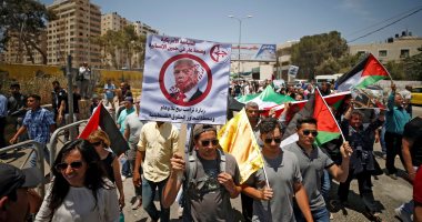 فلسطينيون يشتبكون مع جنود الاحتلال ويرفعون لافتات تندد بزيارة ترامب 