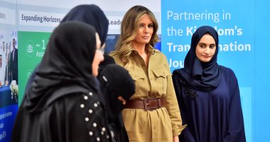 بالصور.. زوجة ترامب تشيد بتمكين المرأة خلال زيارتها لشركة تديرها نساء بالسعودية