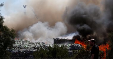 بالصور.. محاولات السيطرة على حريق ضخم بمنصع للنفايات فى مالطا