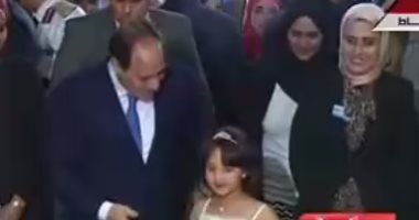 السيسي يقدم فتيات لافتتاح مستشفى دمياط العسكرى.. ويداعب شابا: هما الأول