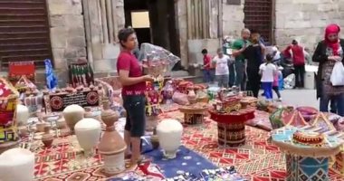 بالفيديو.. الصناعات اليدوية تنتشر بشارع المعز احتفالا بقدوم شهر رمضان 
