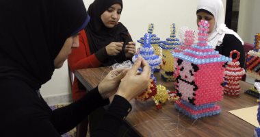 فن تشكيل الخرز.. حرفة تزدهر بفانوس رمضان لمنافسة الأشكال التقليدية