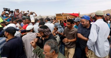 بالصور.. أهالى جنوب تونس يشيعون متظاهرا قتل فى الكامور وسط أجواء من التوتر 