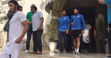 بالصور.. لاعبو الزمالك يتوجهون لملعب مباراة أهلى طرابلس