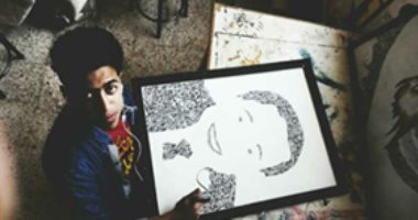 محمد يحول الحروف العربية للوحات فنية على الكوتشى أو التشيريت 