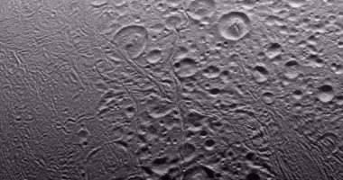 ناسا تنشر صورا مقربة جديدة لسطح قمر كوكب زحل "إنسيلادوس"