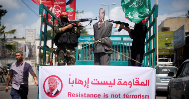 بالصور.. مظاهرات فلسطينية ضد "ترامب" ترفع شعار "المقاومة ليست إرهابا"