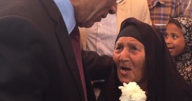بالفيديو.. مُسنة تفاجئ محافظ شمال سيناء بإهدائه وردة مقابل أن يوفر لها "قطرة عين"