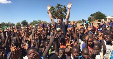 بالصور.. نجم بايرن ميونخ يطالب العالم بمساعدة أطفال أفريقيا