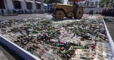 بالصور.. إندونيسيا تدمر آلاف زجاجات الكحول قبل شهر رمضان