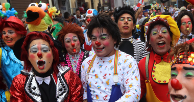 بالصور.. احتفالات فى شوارع البيرو بـ"يوم المهرج"