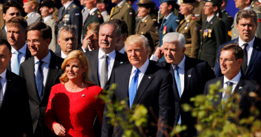 ترامب يدفع بيده رئيس وزراء الجبل الأسود ليتقدم الزعماء فى قمة الناتو