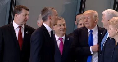 شاهد.. لحظة دفع ترامب لرئيس وزراء الجبل الأسود بـ"العافية" ليتقدم صفوف الناتو