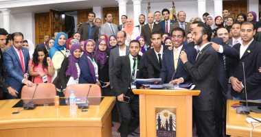 محافظ القاهرة: نلتقى أعضاء برلمان الشباب لتفعيل دورهم فى بناء الدولة