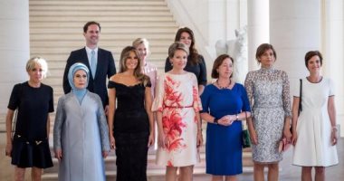 زوج رئيس وزراء لوكسمبورج يشارك زوجات الرؤساء صورة تذكارية فى "بروكسل" 